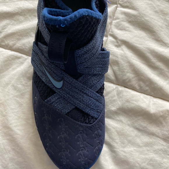 6Y LeBron Soldier 12 Anchor Basketball Shoes - Picture 5 of 10